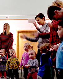 Photo of young children and their parents and carers at the library