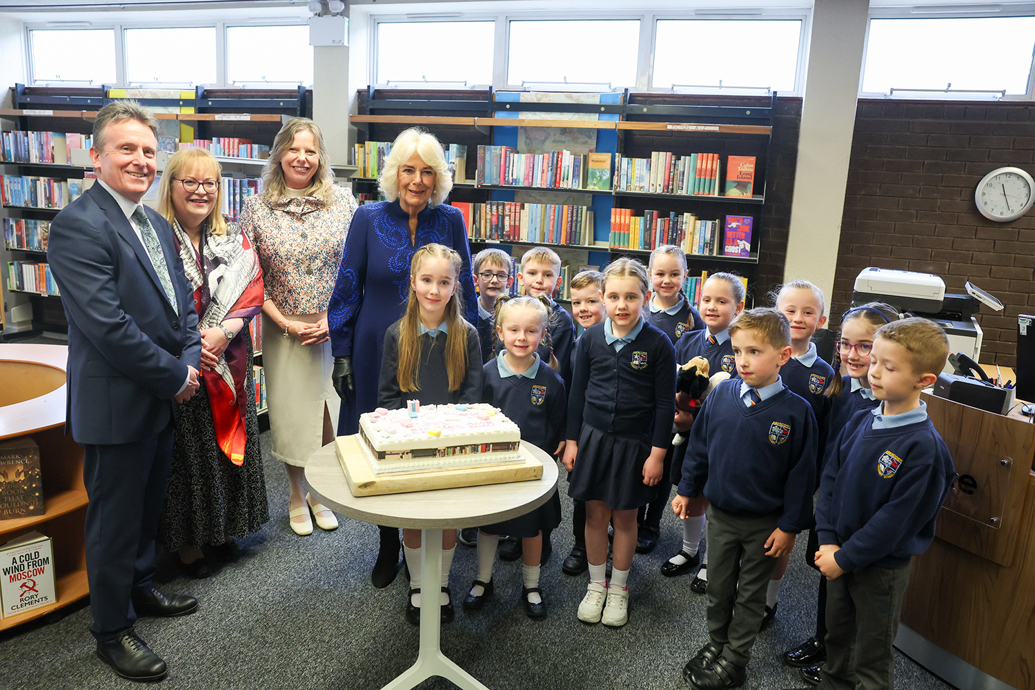 Her Majesty The Queen joins Libraries NI Chairperson Bonnie Anley, Chief Executive Dr Jim O’Hagan, Vice-Chairperson Julie Gilmour and children from Abercorn Primary School in Banbridge Library
